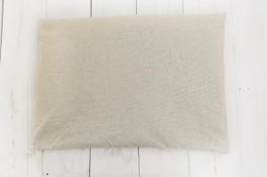 PODUSZKA DO SPANIA Z ŁUSKĄ ORKISZU DLA DOROSŁYCH BIAŁA (45 x 60 cm) - SENO